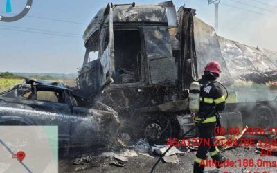 Accident cumplit: Mașină și TIR, flăcări și un șofer mort