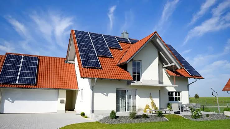 Prosumatorii câștigă mai mult: 0,40 lei/kWh extra din energia stocată