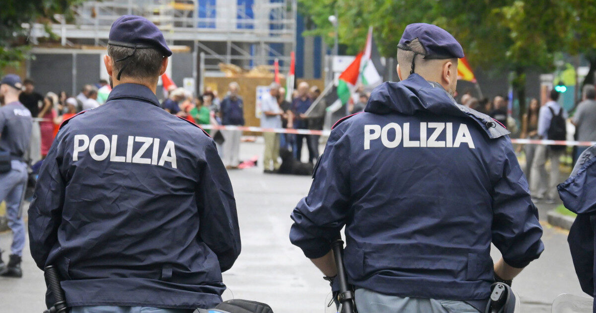 Rachete antitanc camuflate ca echipament NATO, descoperite în Italia. Un francez a fost arestat