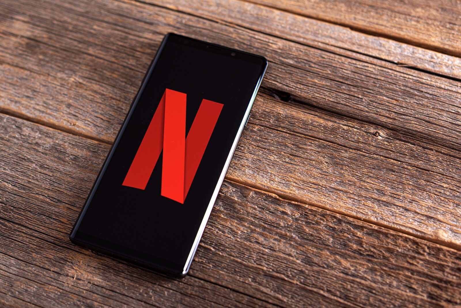 Netflix și Disney+: Streaming gratuit, dar cu reclame