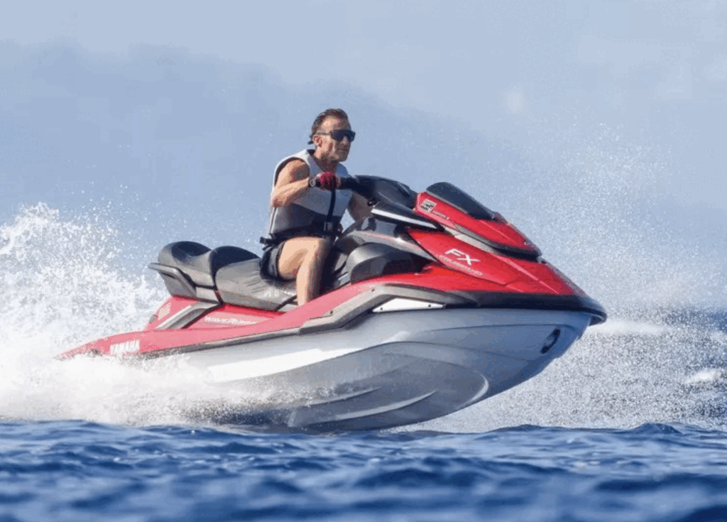 Macron pe jet-ski: Polemică-n Franța pe imaginea președintelui