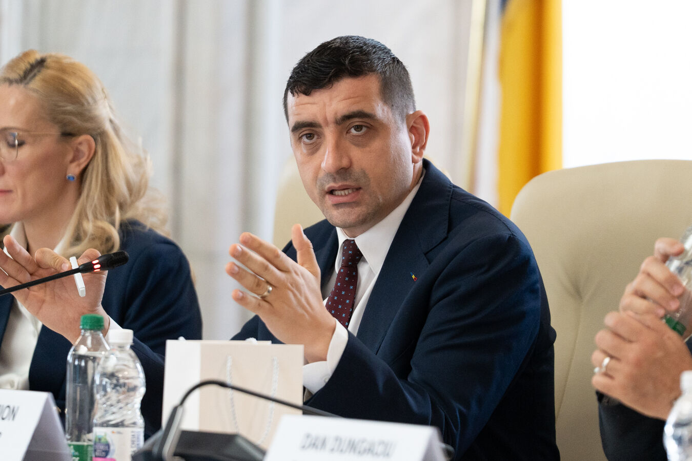 Simion, lider în sondaje, cere alegeri anticipate și acuză UE de distrugerea Europei
