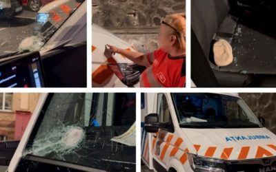 Șoferul ambulanței atacate în Cluj, operat de două ori. Riscă să își piardă vederea