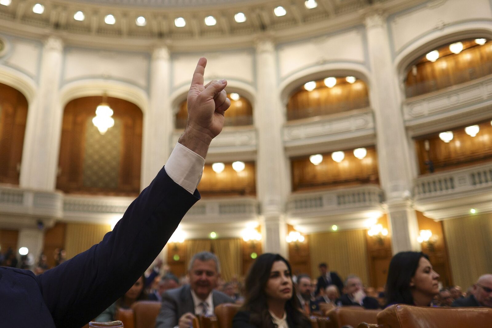 Parlament: Consilierii locali scapă de incompatibilitate