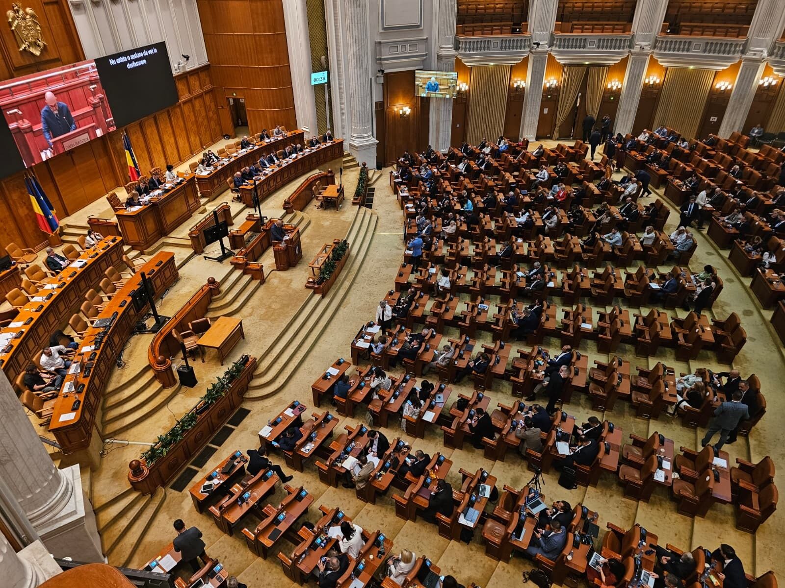 PNRR și SAFE adoptate în scandal. AUR și SOS, împotriva „decarbonizării”