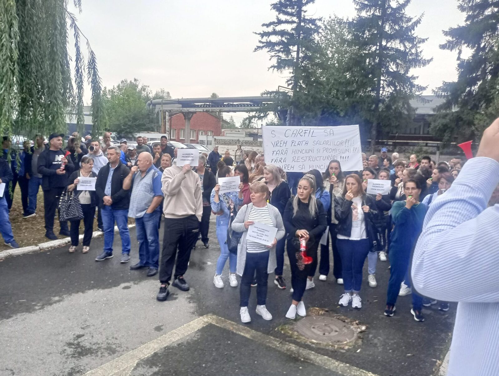 Grevă la Carfil Brașov: Angajații cer salarii, nu restructurări
