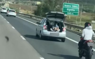 Nebunie pe A1: Tânăr filmat din portbagaj, motociclist implicat