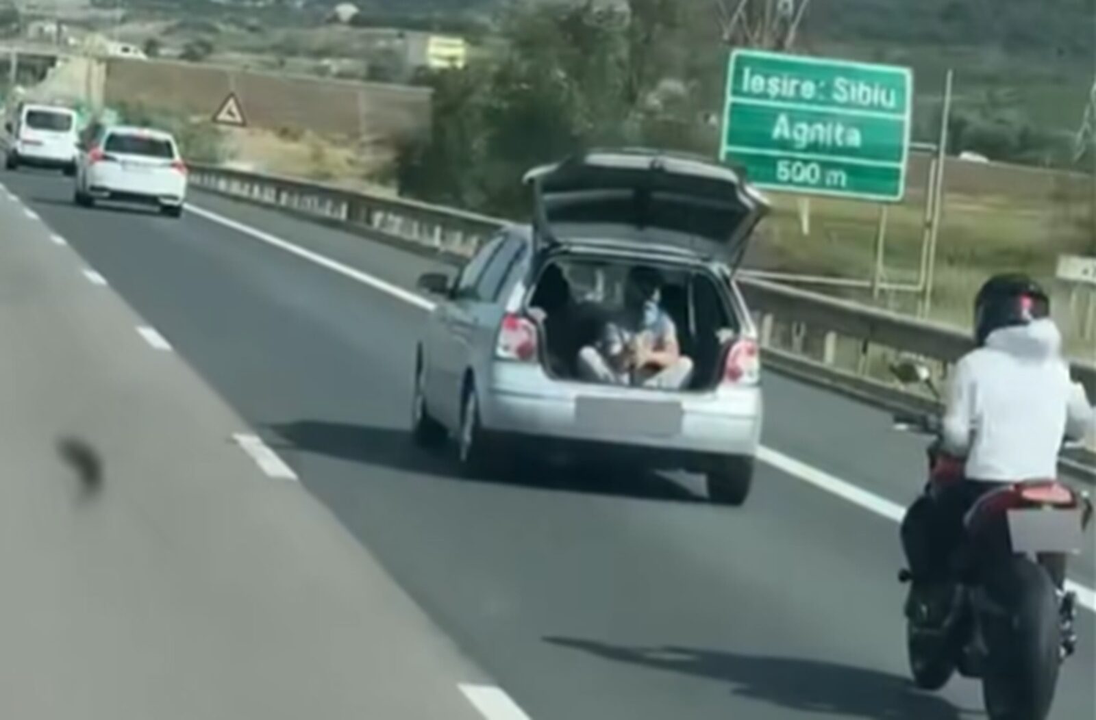 Nebunie pe A1: Tânăr filmat din portbagaj, motociclist implicat
