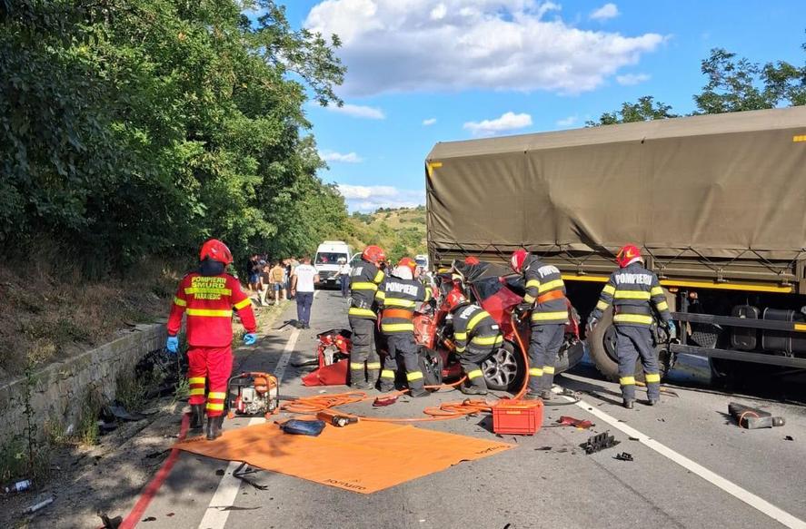 Accident Cumplit pe A0: Mașină Strivită Între Două TIR-uri