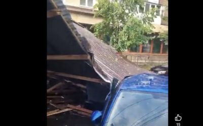 Sibiu: Acoperiș de bloc s-a prăbușit peste mașini, fără victime