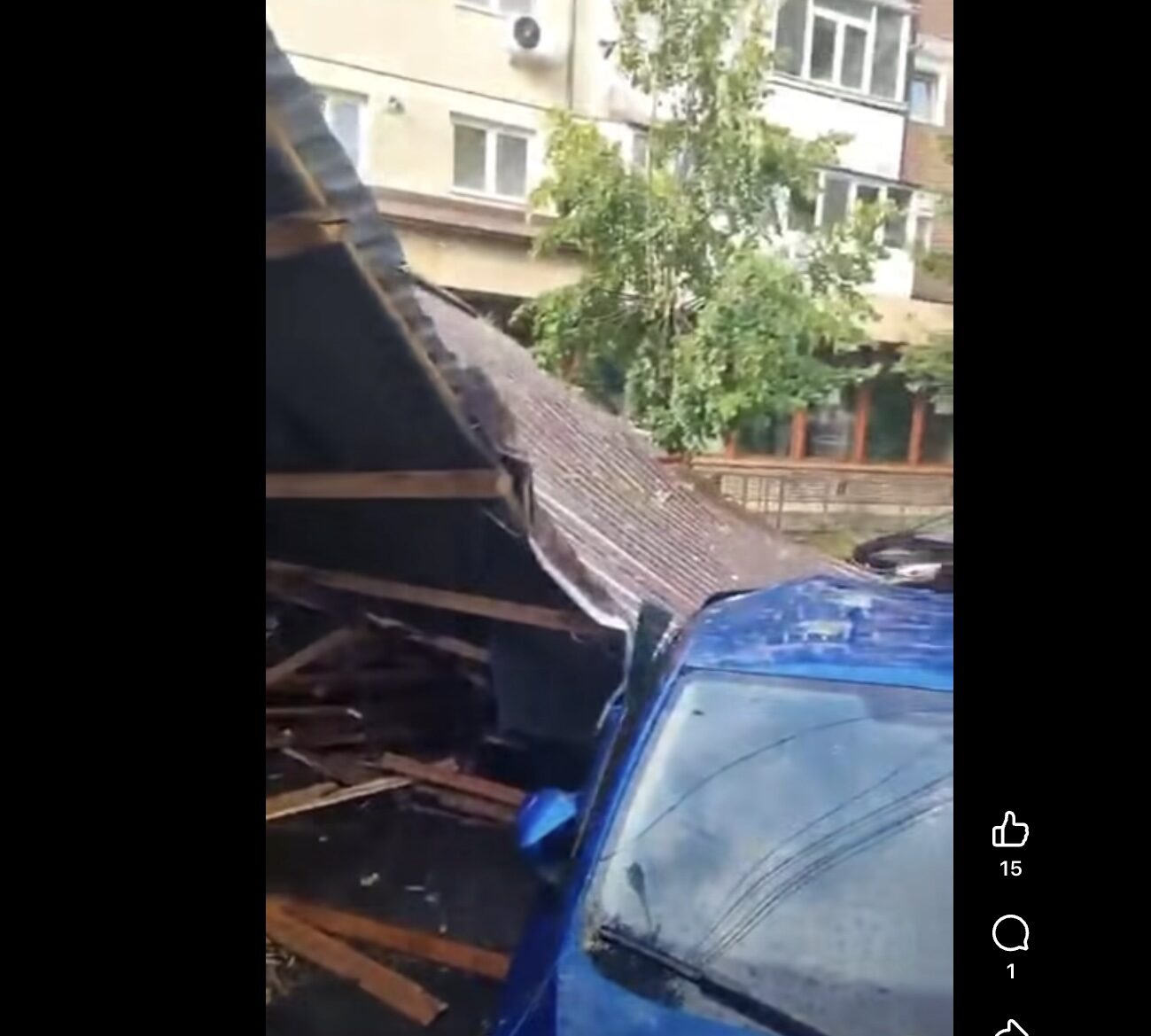 Sibiu: Acoperiș de bloc s-a prăbușit peste mașini, fără victime