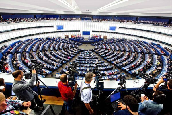 România în colimator: UE cere înghețarea fondurilor, nu cecuri în alb