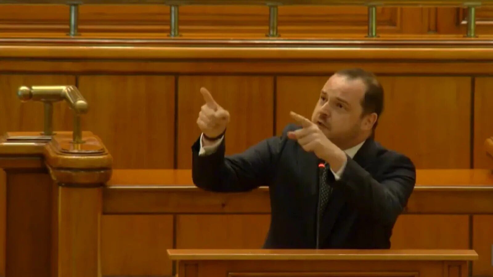 Rogobete ia la țintă Guvernul Bolojan