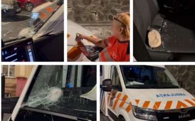 Ambulanță atacată la Cluj: Șoferul, operat la ochi. Starea e stabilă, dar riscurile persistă