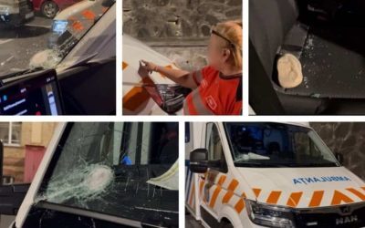 Ambulanță atacată pe TikTok: Furia pentru „copiii furați” a distrus autospeciala