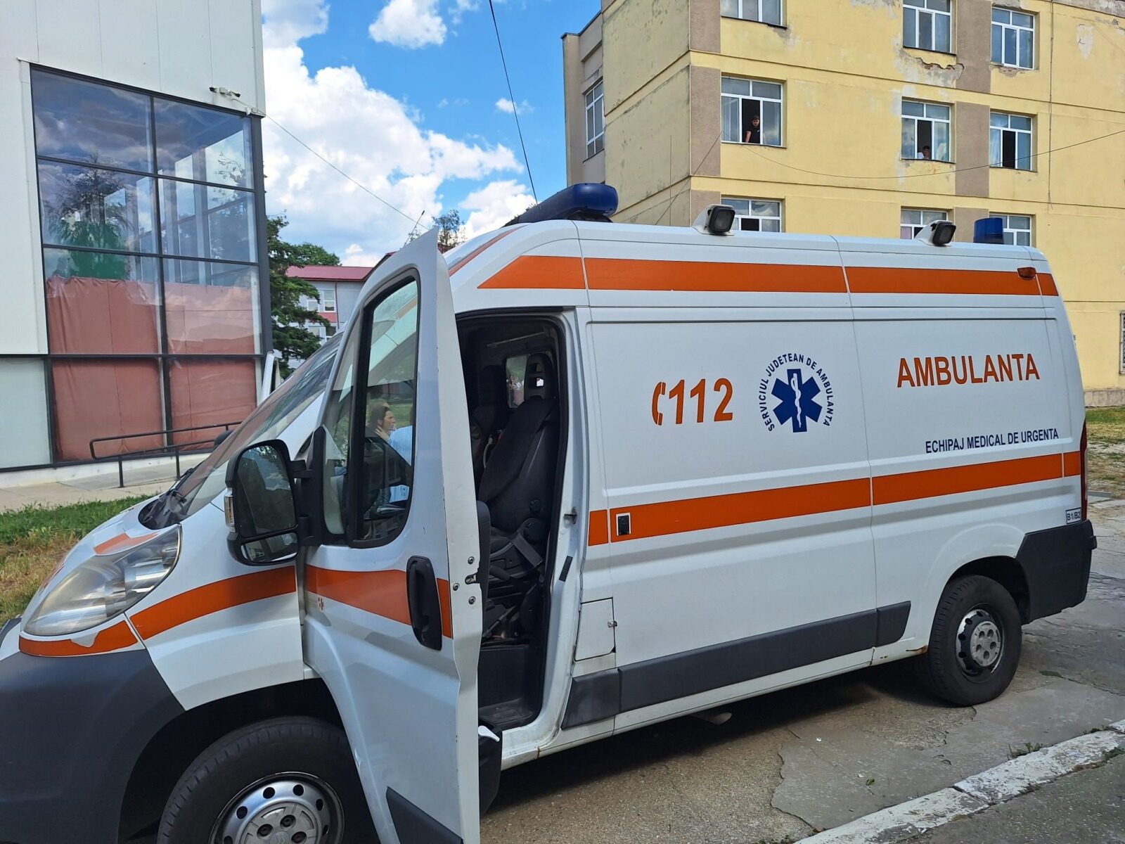 Medici, atacați cu bâte și topoare din cauza unui zvon pe TikTok despre ambulanță