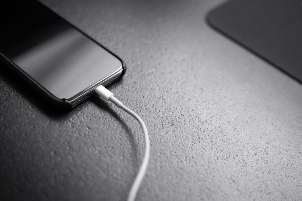 Telefonul peste noapte: Mitul bateriei distruse, dezvăluit