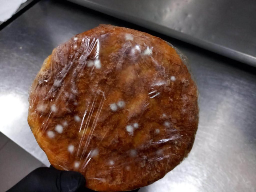 Mizerie și fraudă în restaurante: Alimente expirate și produse fără acte