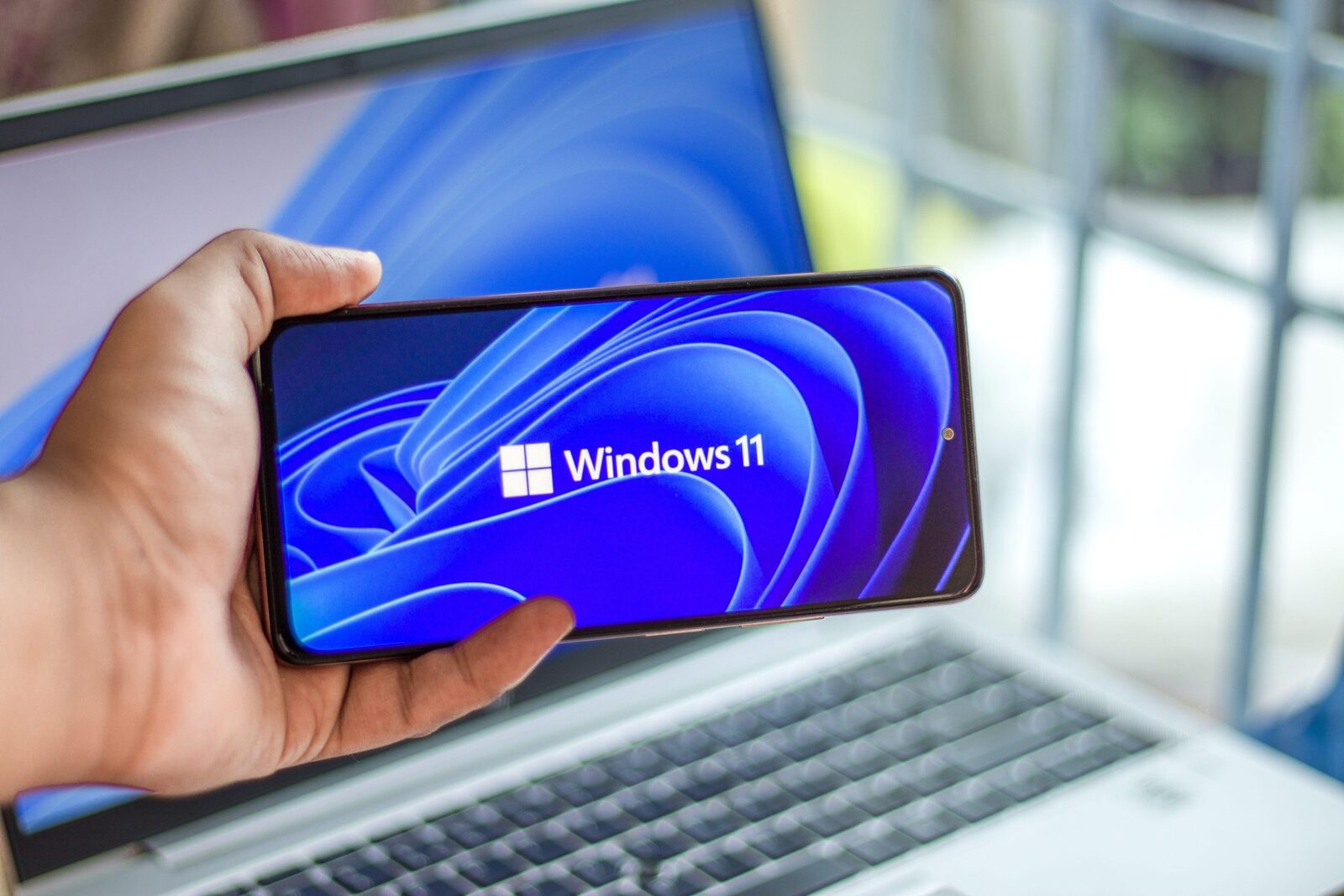 Windows 11 spionează fețele din pozele tale. Ce e OneDrive și cum îl ștergi