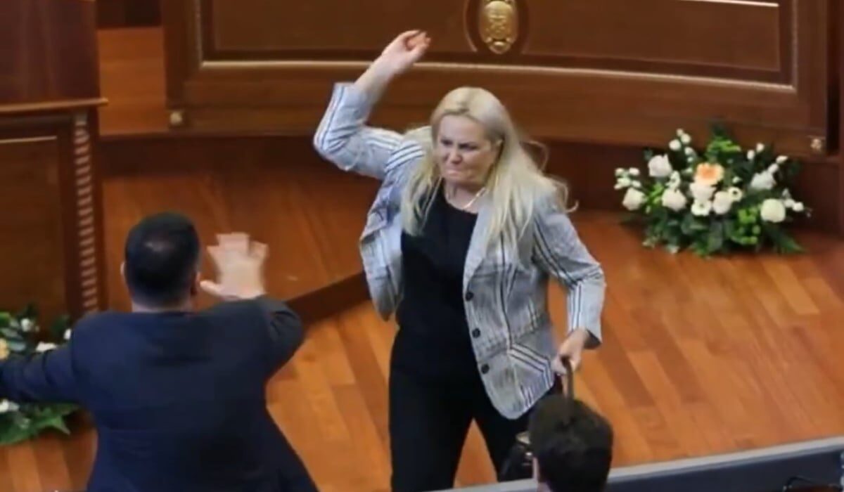 Parlamentar în Kosovo, premier atacat cu ouă: Rușine să vă fie