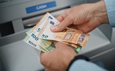 Atenție la bancnotele false în străinătate