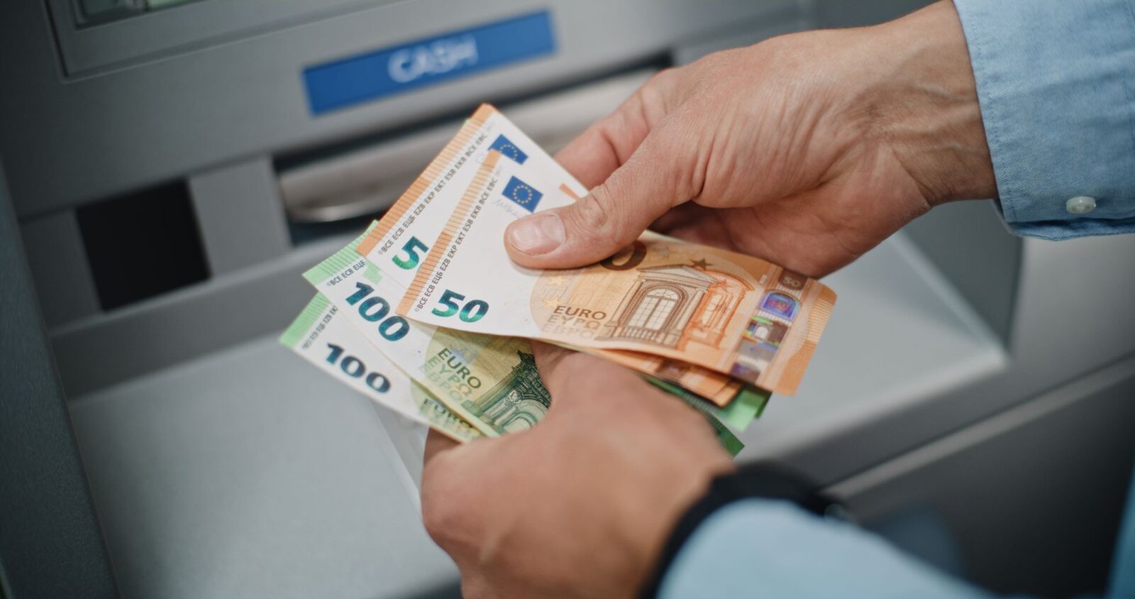 Atenție la bancnotele false în străinătate