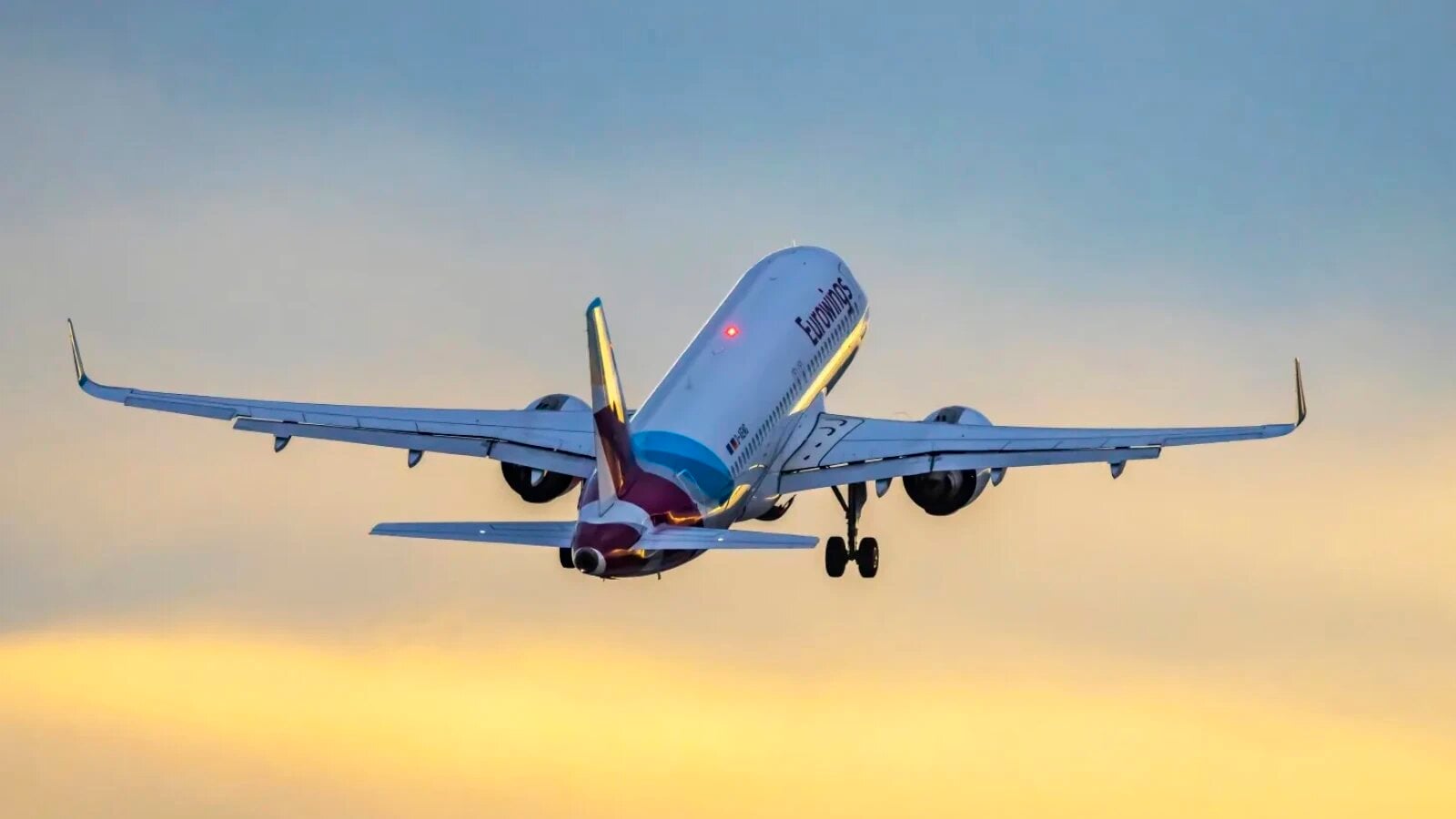 Motorina bate avionul: Prețul combustibilului scade sub cel pentru avioane