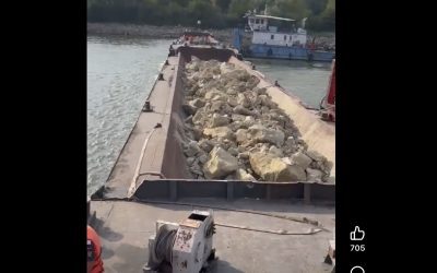 Dunărea înghite barje. Imagini șocante din BORNA