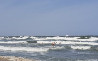 Jandarmii, pe plajele din Eforie: Turiști în valuri de doi metri