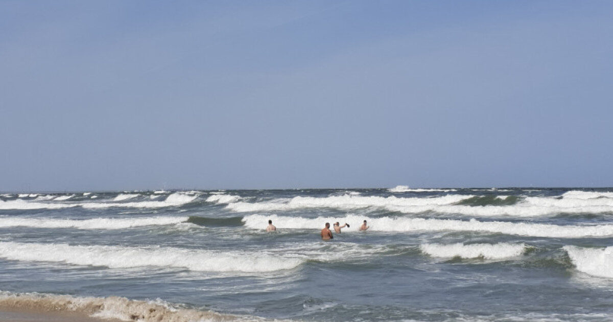 Jandarmii, pe plajele din Eforie: Turiști în valuri de doi metri