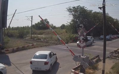 Șoferi nesăbuinți la calea ferată: CFR cere Poliției intervenția