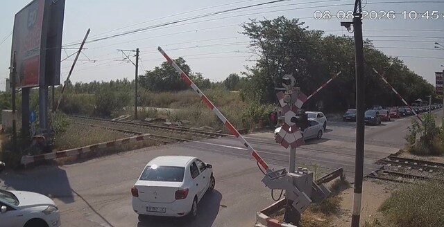Șoferi nesăbuinți la calea ferată: CFR cere Poliției intervenția