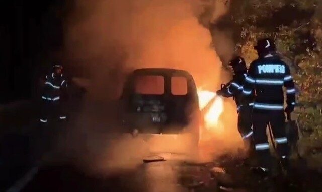 Argeș: Mașină cuprinsă de flăcări, imagini video șocante