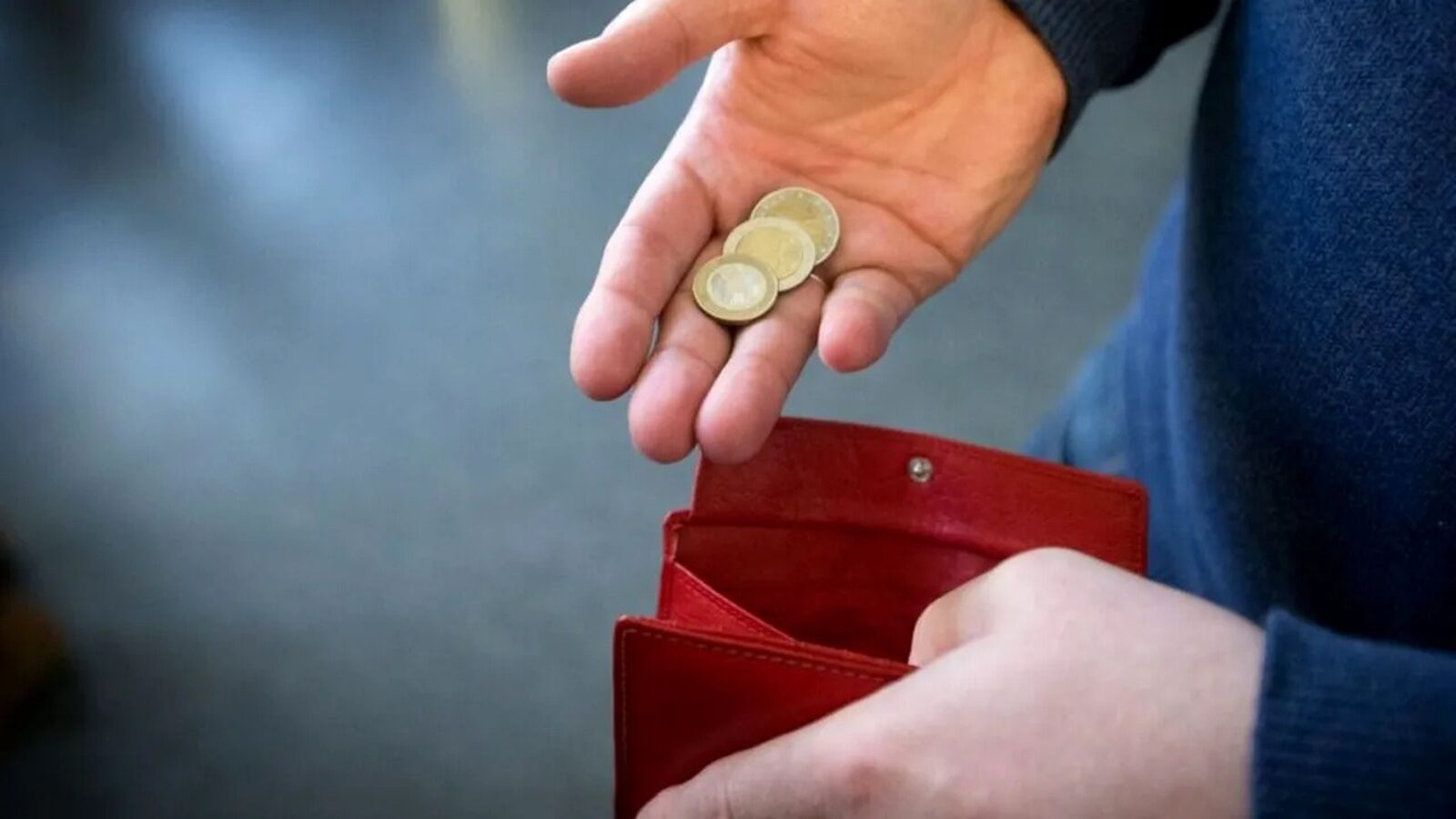 România penalizează natalitatea: Singur sau cu familie, cât plătești
