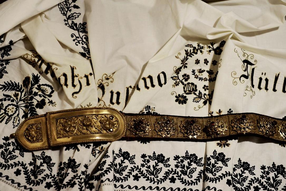 Costume săsești la Cincșor: Expoziție în biserica fortificată