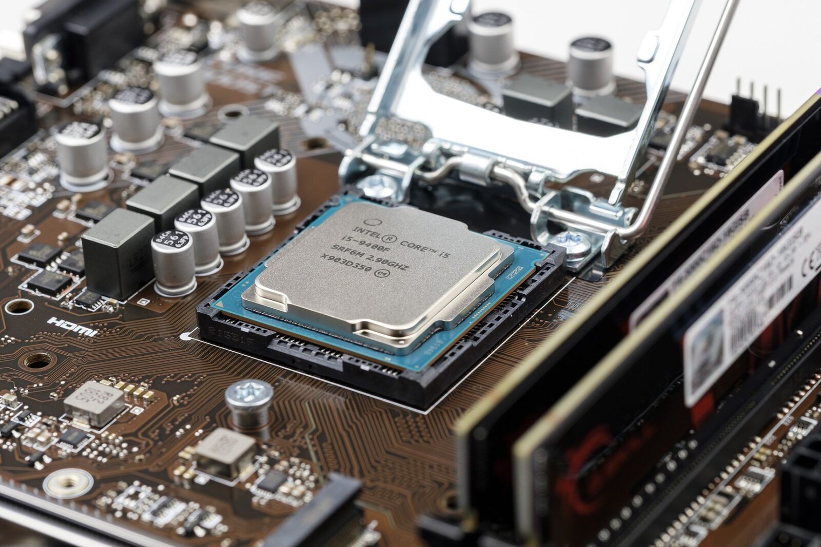 Intel, vânzare uriașă de acțiuni: 15 miliarde $