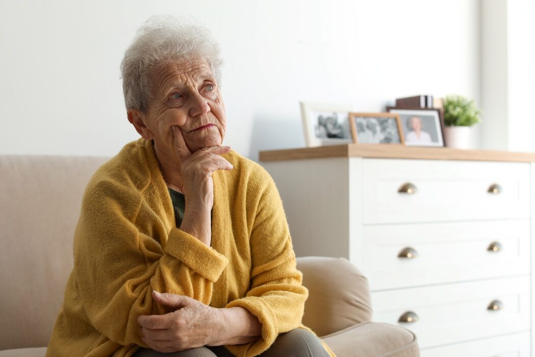 Evită-le la 45-65 ani: 3 obiceiuri ce cresc riscul de demență