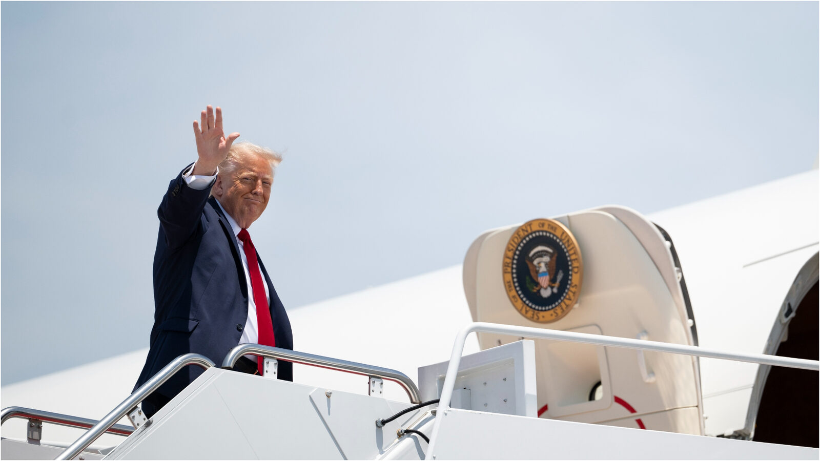 Trump, transferat pe furiș în cărucior de catering