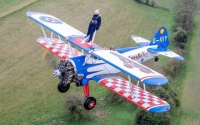 Britanica de 97 de ani, Elizabeth Bromage, doboară recordul la wing walking