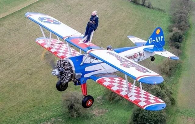 Britanica de 97 de ani, Elizabeth Bromage, doboară recordul la wing walking