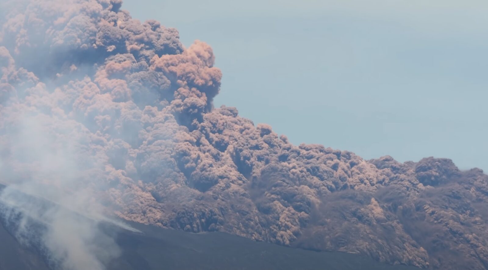 Etna blochează Catania: Mii de turiști blocați
