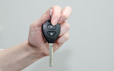 Folie de aluminiu pe cheia mașinii? Românii spun de ce