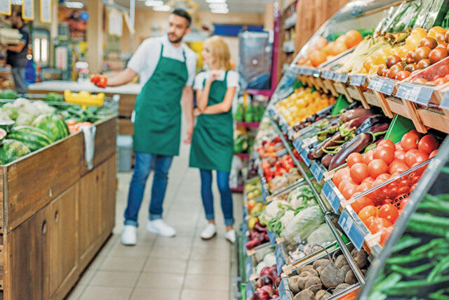 Economia dă semne de oboseală: Consumul a scăzut!
