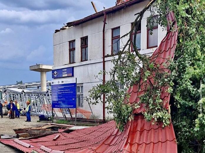 Vântul a smuls acoperișuri, sute de mașini, crengi groase la pământ