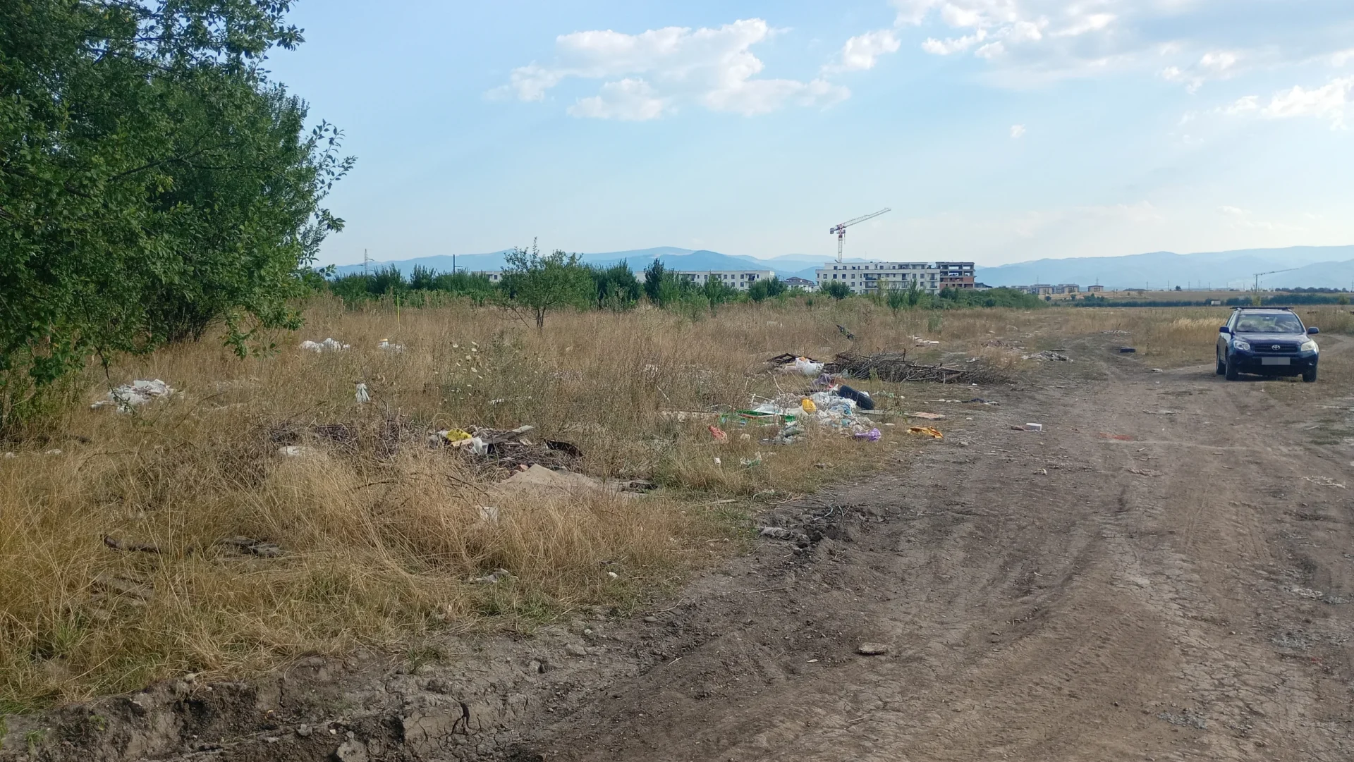 Terenul spitalului din Sibiu, groapă de gunoi ilegală
