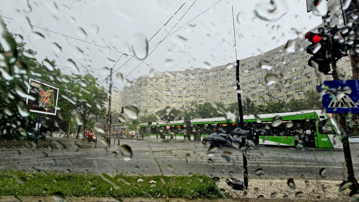 Caniculă, grindină și vijelii: Meteorologii extind avertizările