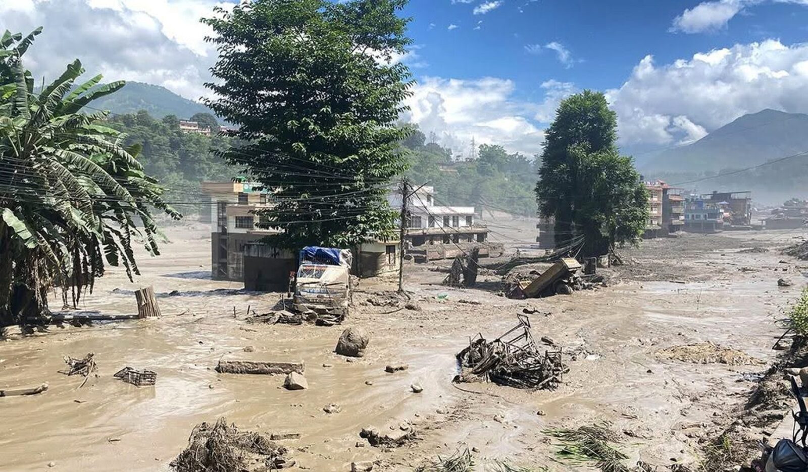 MAE: Nu știm de români afectați de inundațiile din Nepal