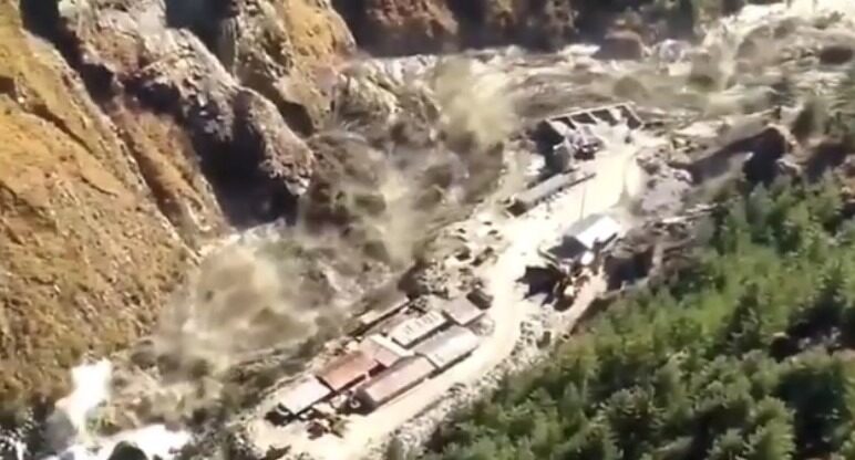 Tragedie în vacanță: 8 morți, 400 de turiști dispăruți