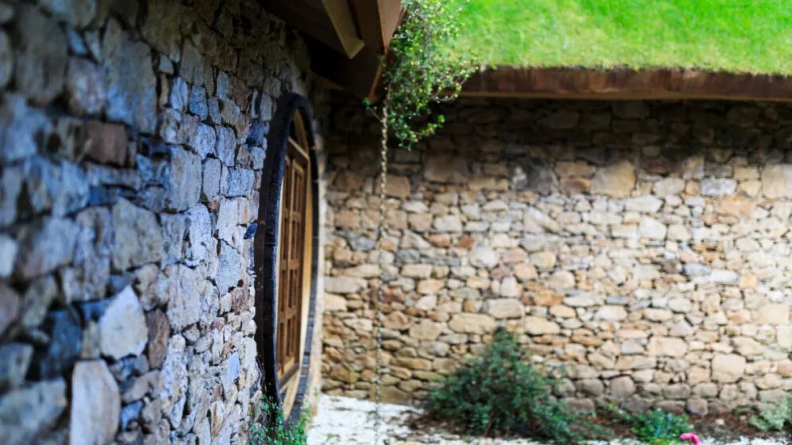Casa din Hobbit, construită în Europa, fascinează turiștii