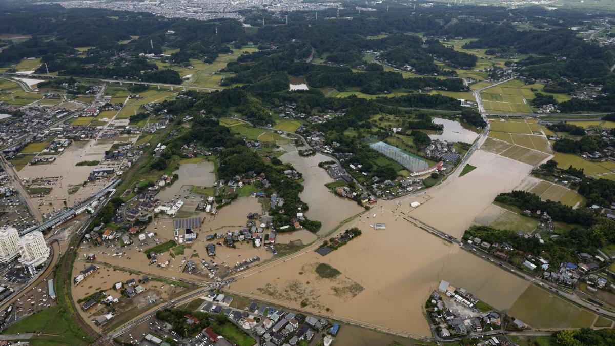 Japonia sub ape: Ploaie-record, 6 morți, 400.000 evacuați
